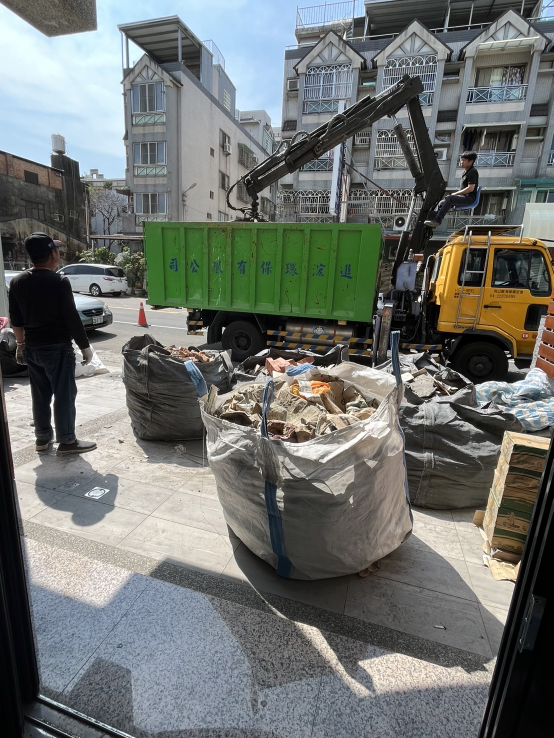 台中建德街 清運廢土屎